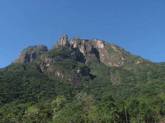 O Marumbi e seu conjunto de picos, visto de Morretes em dia de céu azul, no Paraná (foto da internet)